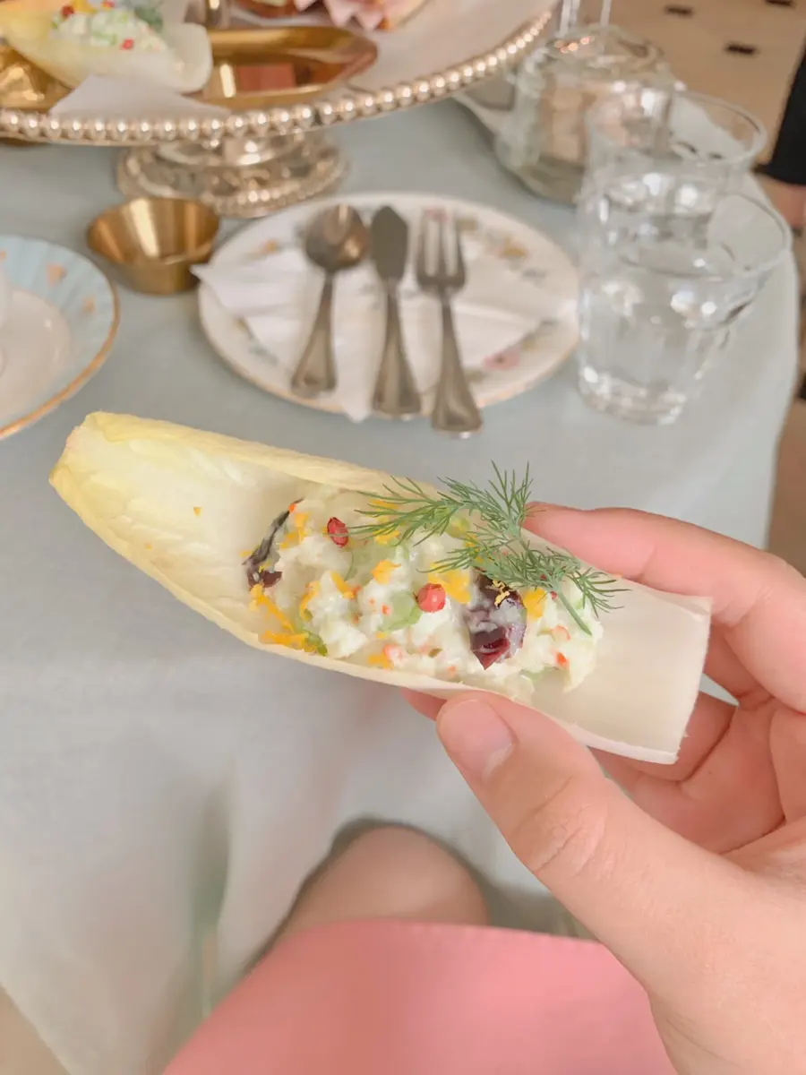이색데이트 이색데이트 핑거푸드를 맛보는 손